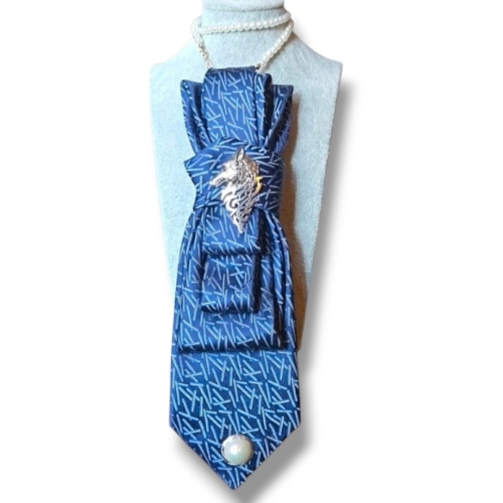 3/$60 Decorative Lanvin Blue Silver Folded Cravat Wolf Brooch